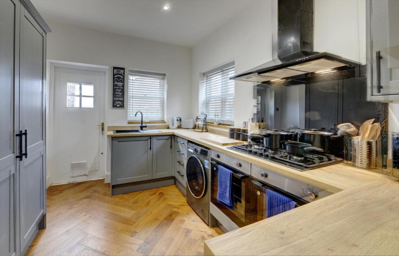 리즈 The Old Vicarage - Secure Parking, Fast Wifi, Garden 빌라 외부 사진