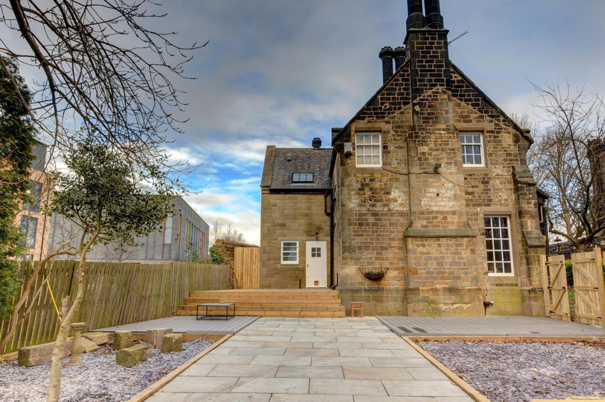 리즈 The Old Vicarage - Secure Parking, Fast Wifi, Garden 빌라 외부 사진